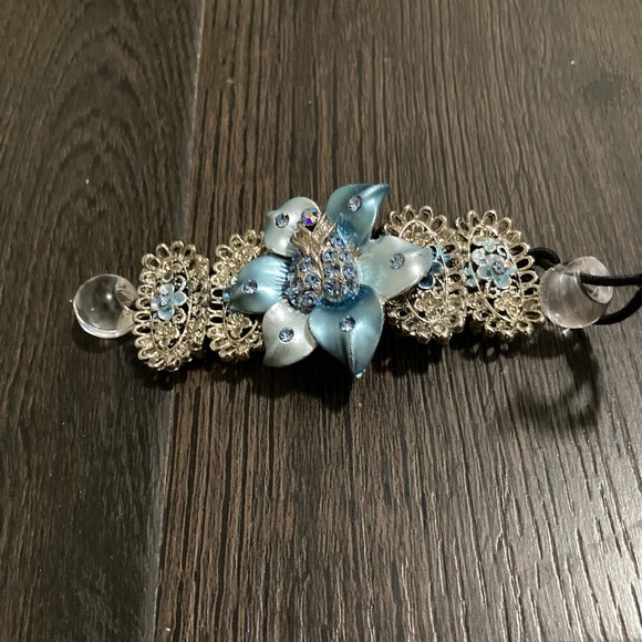 Beautiful hair band - Picture 1 of 3